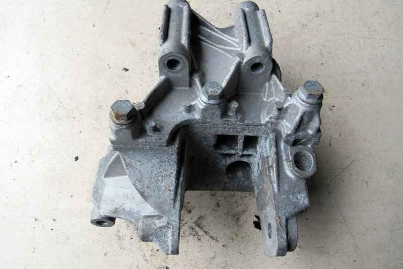 подушка крепления двигателя Volkswagen Multivan T5 2003, 2.5 л., дизель, минивэн, 070199343B