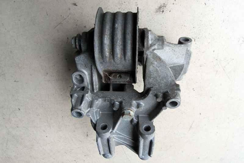 подушка крепления двигателя Volkswagen Multivan T5 2003, 2.5 л., дизель, минивэн, 070199343B