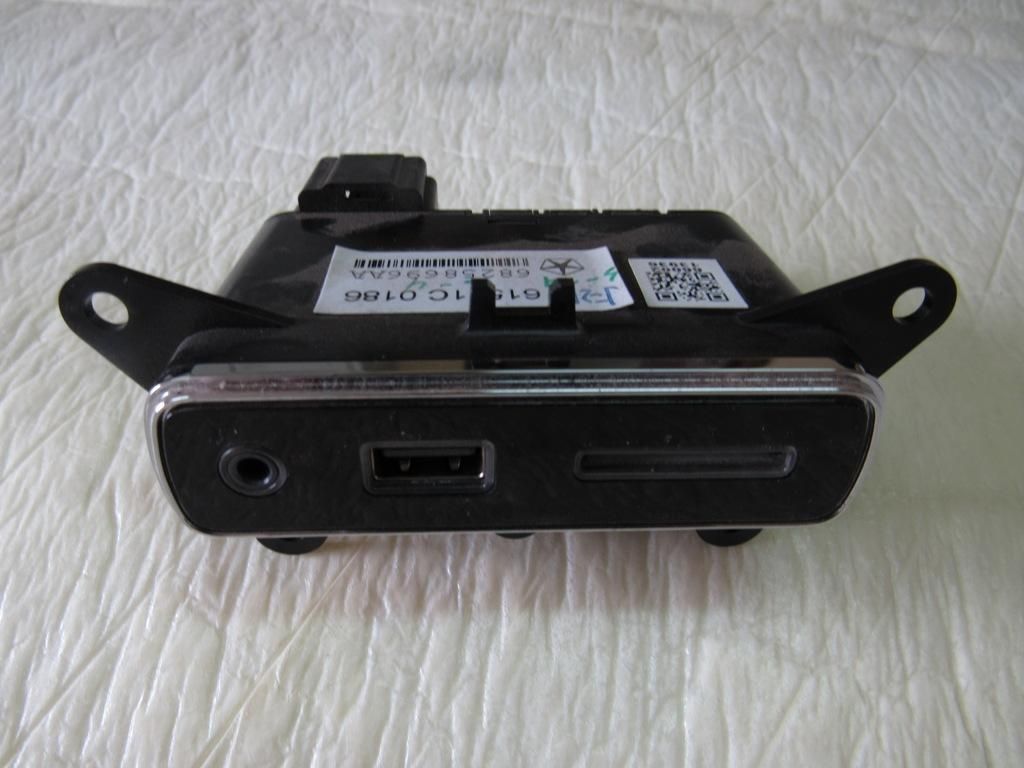 разъем AUX / USB Jeep Grand Cherokee 4 поколение [рестайлинг] 2014, 6.4 л., ESG, бензин, внедорожник 5 дв., 68258696AA