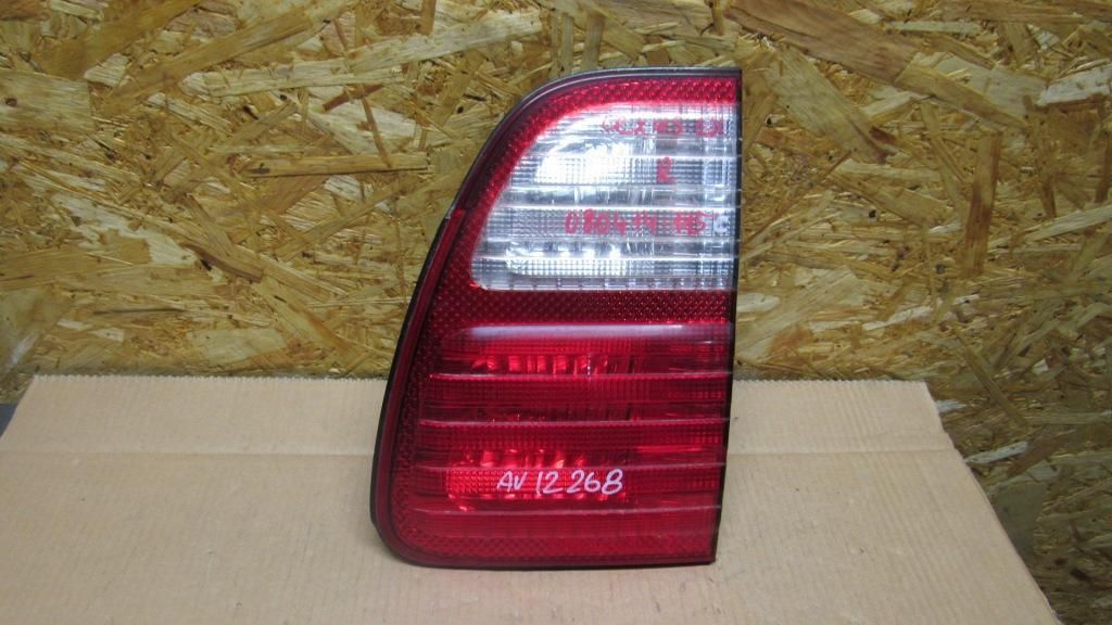 фонарь крышки багажника правый Lexus LX 2 поколение [рестайлинг] 2004, 4.7 л., 2UZ-FE, бензин, АКПП, внедорожник 5 дв.
