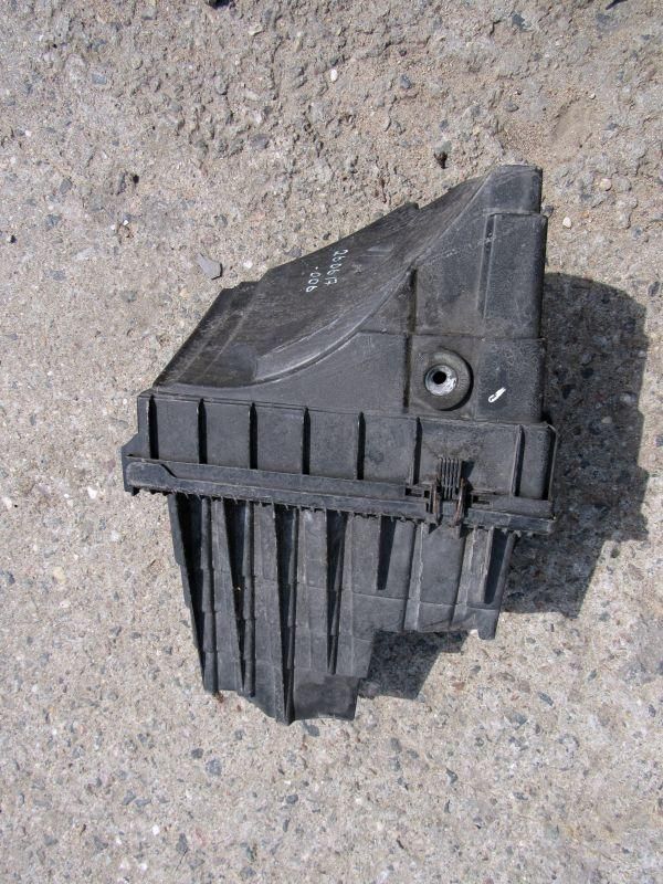 корпус воздушного фильтра Audi A6 4F/C6 2006, 4F0133835J