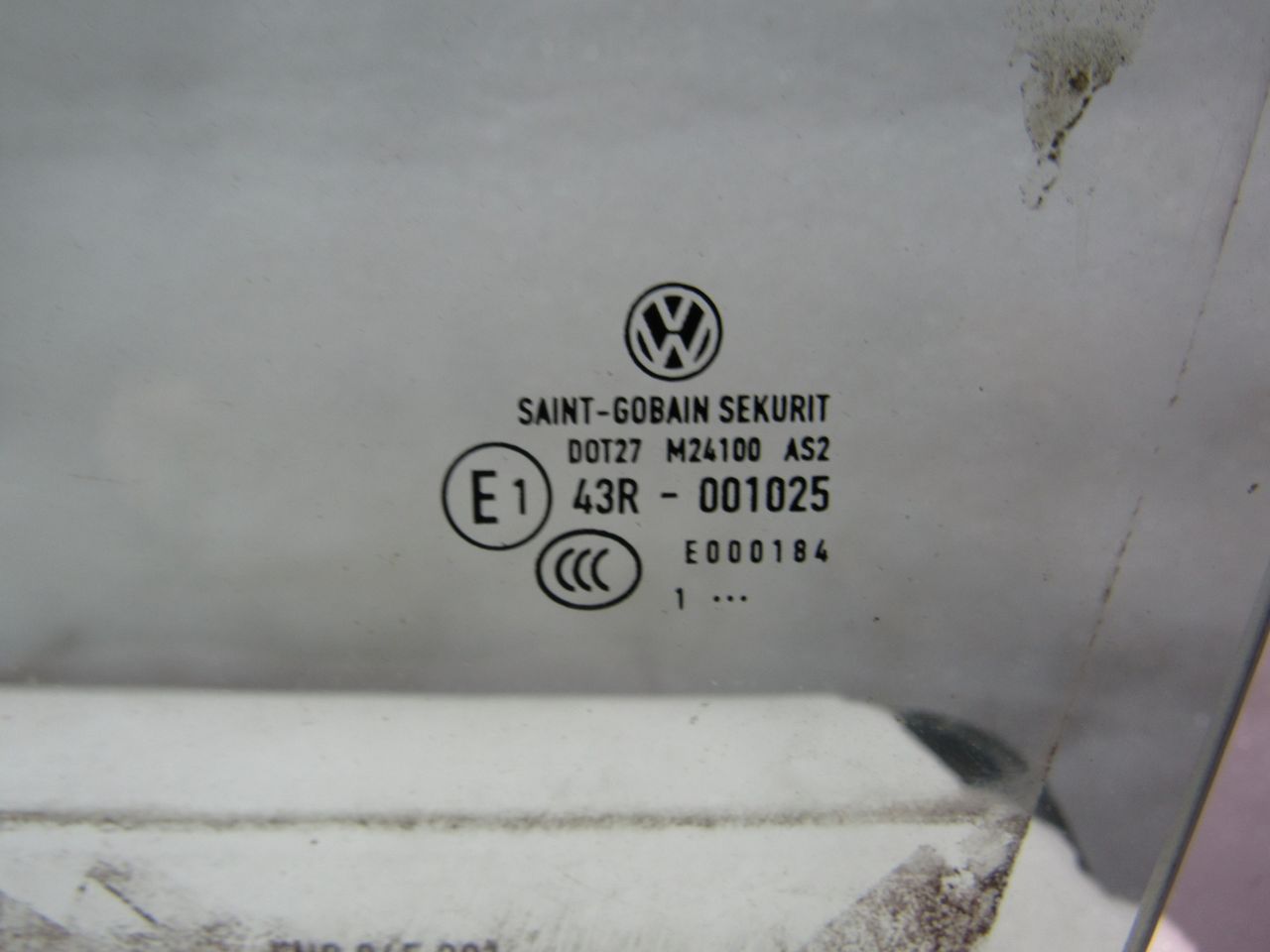 стекло двери передней левой Volkswagen Tiguan 1 поколение [рестайлинг] 2012