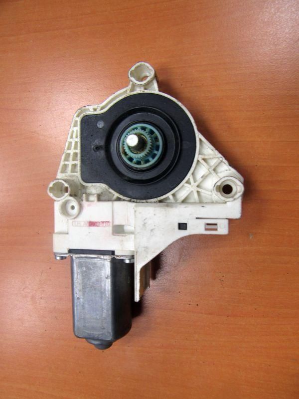 моторчик стеклоподъемника передний правый Audi A6 4G/C7 2012, 8K0959802B