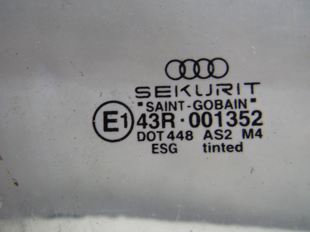 стекло двери передней правой Audi A4 B6 2003