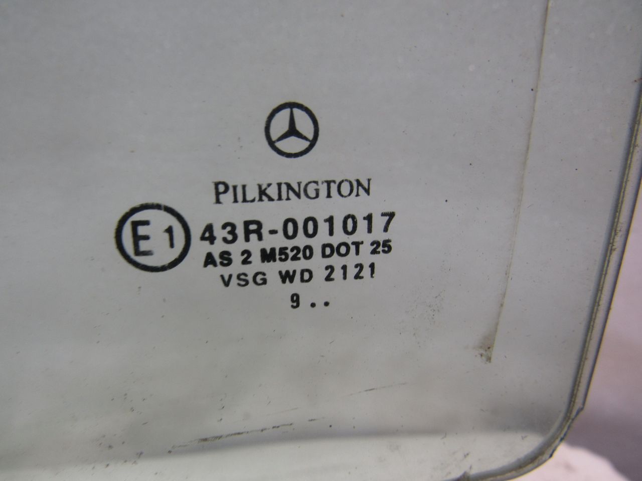 стекло двери задней левой Mercedes-Benz S-Класс W220 1999