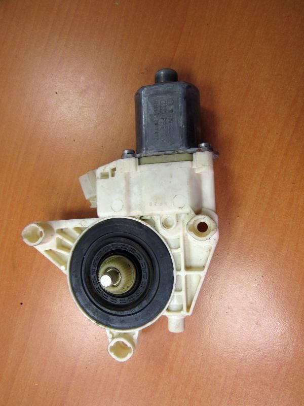 моторчик стеклоподъемника задний правый Mercedes-Benz E-Класс W212/S212/C207/A207 2012, 2048200642
