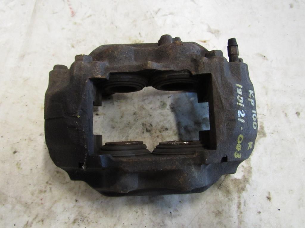 суппорт передний правый Toyota Land Cruiser 10 поколение J100 2002