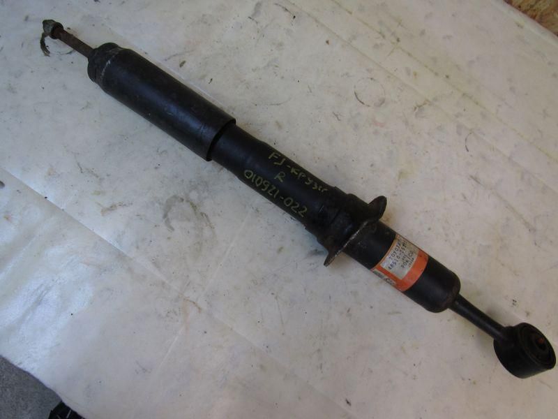 амортизатор передний правый Toyota FJ Cruiser 1 поколение J15 2007, 48510-35270