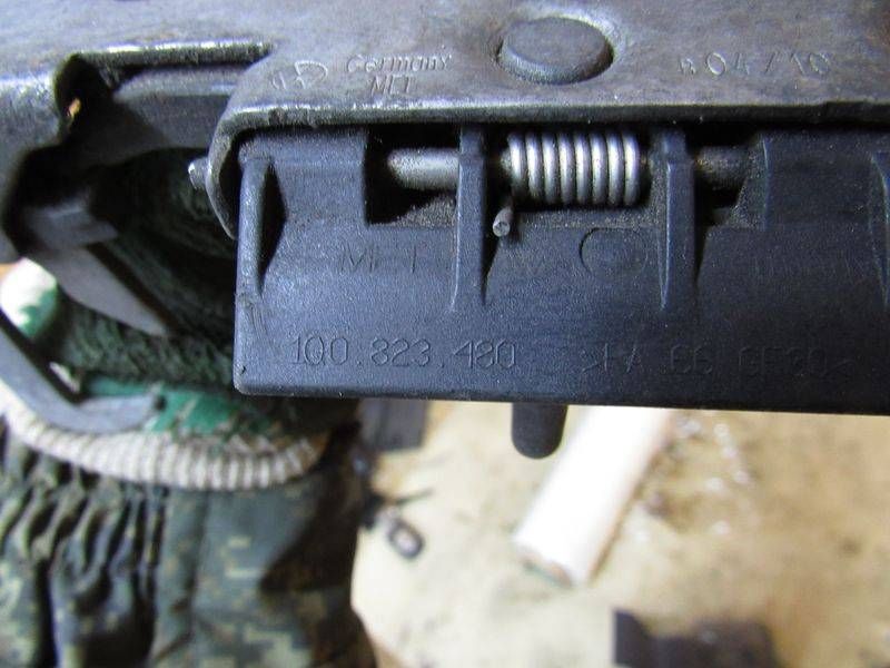 захватный крюк капота Volkswagen Golf 6 поколение 2012, 1Q0823480