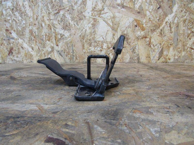 захватный крюк капота Volkswagen Multivan T5 2005, 7H0823480A