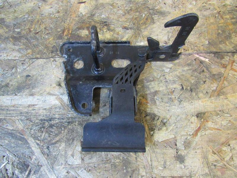 захватный крюк капота Audi A6 4F/C6 2006, 4F0823480A