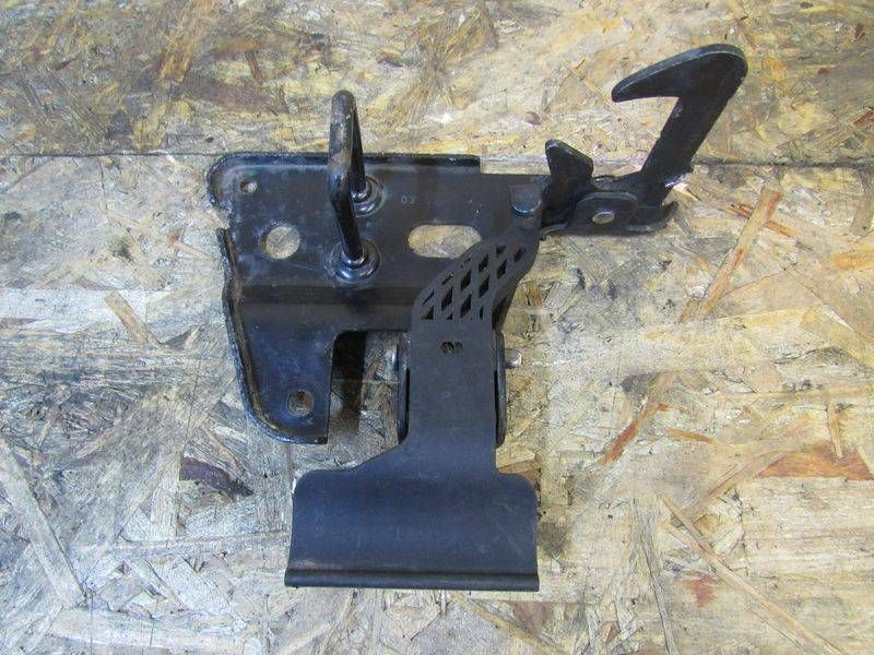 захватный крюк капота Audi A6 4F/C6 2006, 4F0823480B