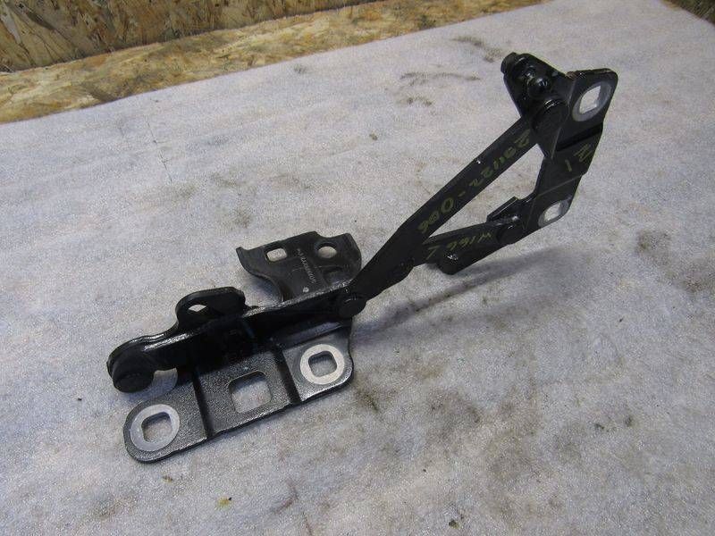 петля капота левая Mercedes-Benz M-Класс W166 2014, 1668800028