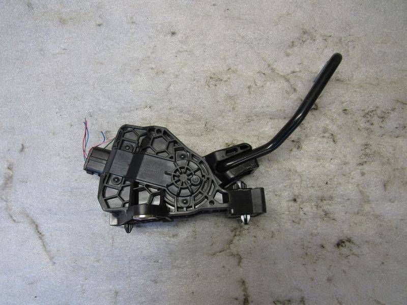 педаль Toyota RAV4 5 поколение (XA50) 2020, 2.5 л., гибрид, 7811033140