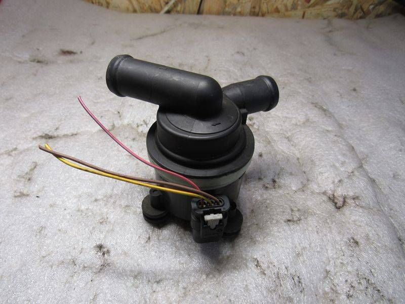насос антифриза дополнительный Volkswagen Amarok 1 поколение 2H 2012, 2.0 л., дизель, 03L965561A