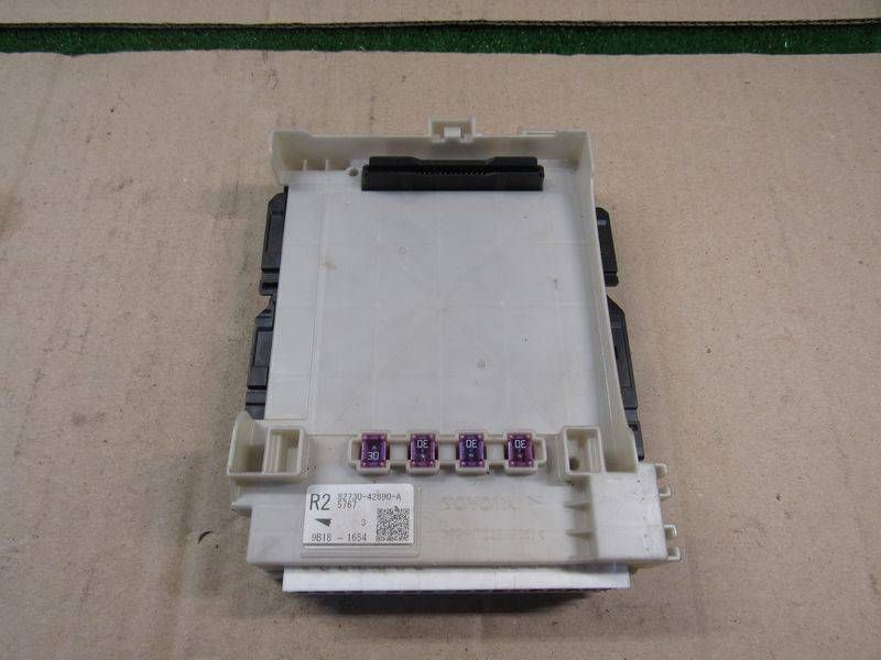 блок предохранителей Toyota RAV4 5 поколение (XA50) 2020, 2.5 л., гибрид, 82730-42890