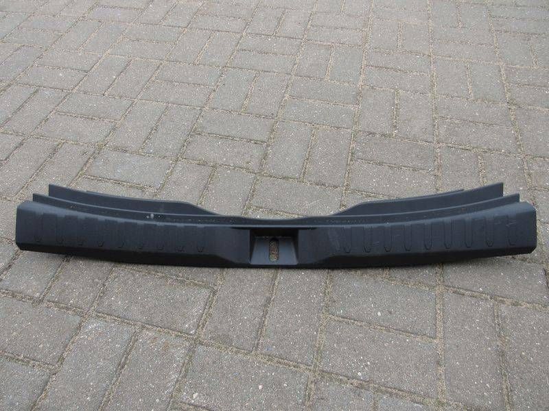 накладка внутренняя на заднюю панель кузова Toyota RAV4 5 поколение (XA50) 2021, 2.5 л., гибрид, 58387-42090