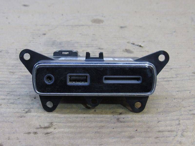 разъем AUX / USB Jeep Grand Cherokee 4 поколение [рестайлинг] 2015, 3.0 л., дизель, 68141322AA