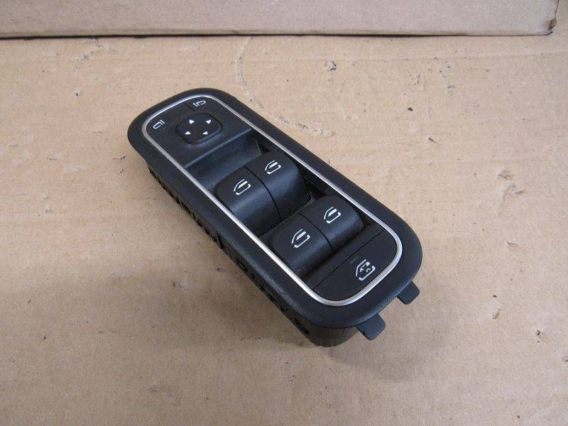 кнопка стеклоподъемника двери передней левой Mercedes-Benz CLA-Класс C118 2020, 4.5 л., бензин, A1679050001, A1777203302