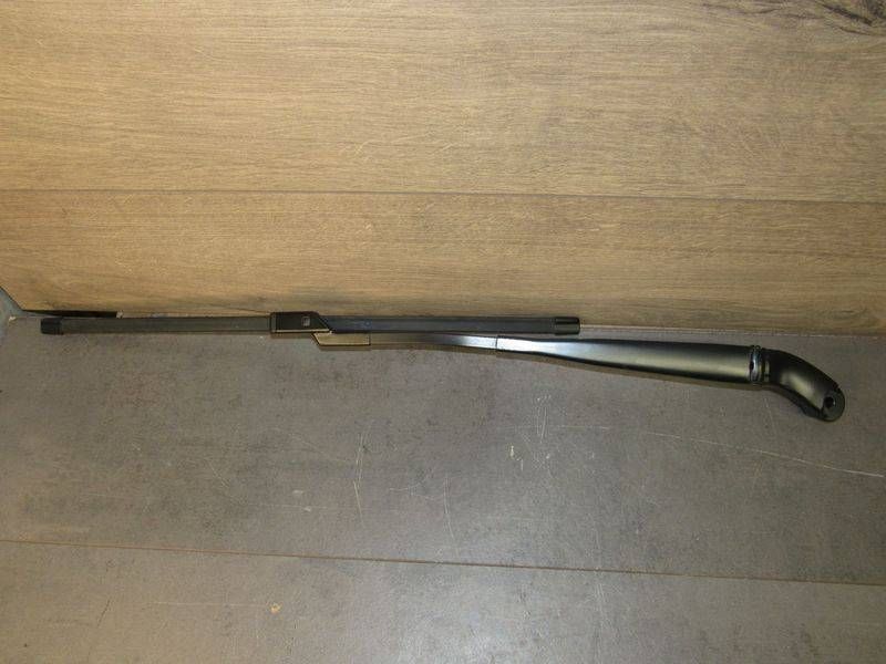 щеткодержатель (поводок стеклоочистителя, дворник) Toyota Tundra 3 поколение XK70 2024, 3.5 л., бензин, 85211-0C040