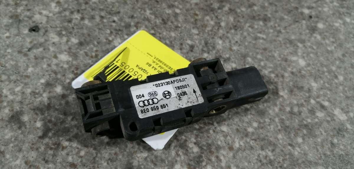 датчик удара Audi A4 B6 2002 - фото №1