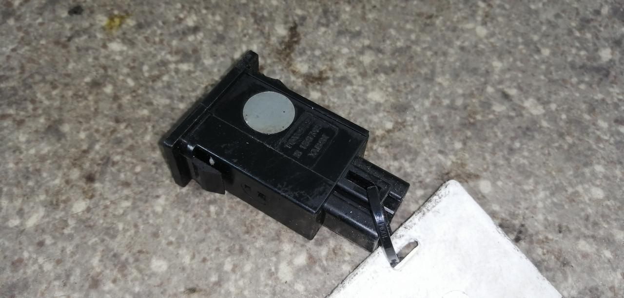 кнопка открытия лючка топливного бака Toyota Avensis 2 поколение (T250) (2003 - 2006) - фото №1