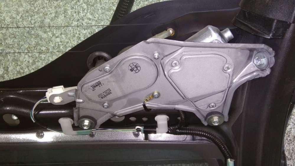 моторчик заднего стеклоочистителя (дворника) Toyota Prius 2 поколение 2006 - фото №1