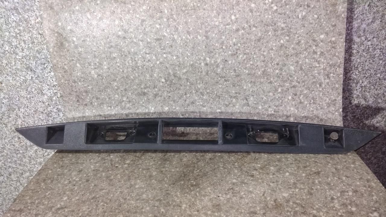 накладка подсветки номера Kia Rio 1 поколение 2001 - фото №1