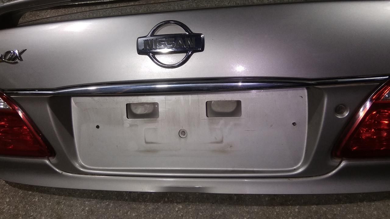 накладка подсветки номера Nissan Maxima A33 2002 - фото №1