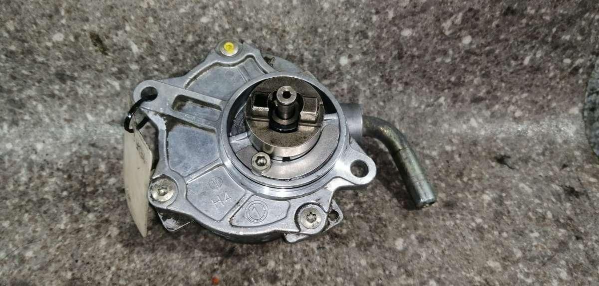 насос вакуумный Mercedes-Benz Vito W638 2002, A6112300165 - фото №1