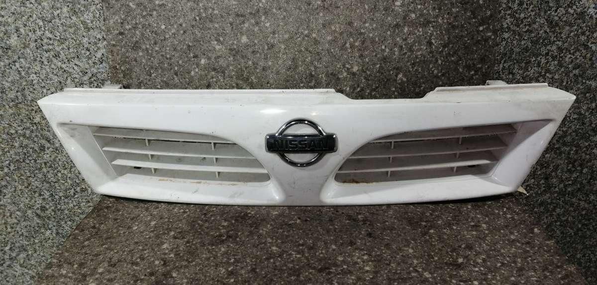 решетка радиатора Nissan Almera N15 1997, 62310-0N000 - фото №1