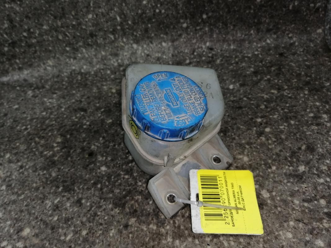 бачок тормозной жидкости Nissan Almera Tino V10 2003 - фото №1