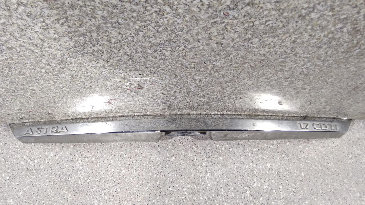 накладка подсветки номера Opel Astra H (2004 - 2007), хетчбэк 5 дв., 461088395, 13223917 - фото №1