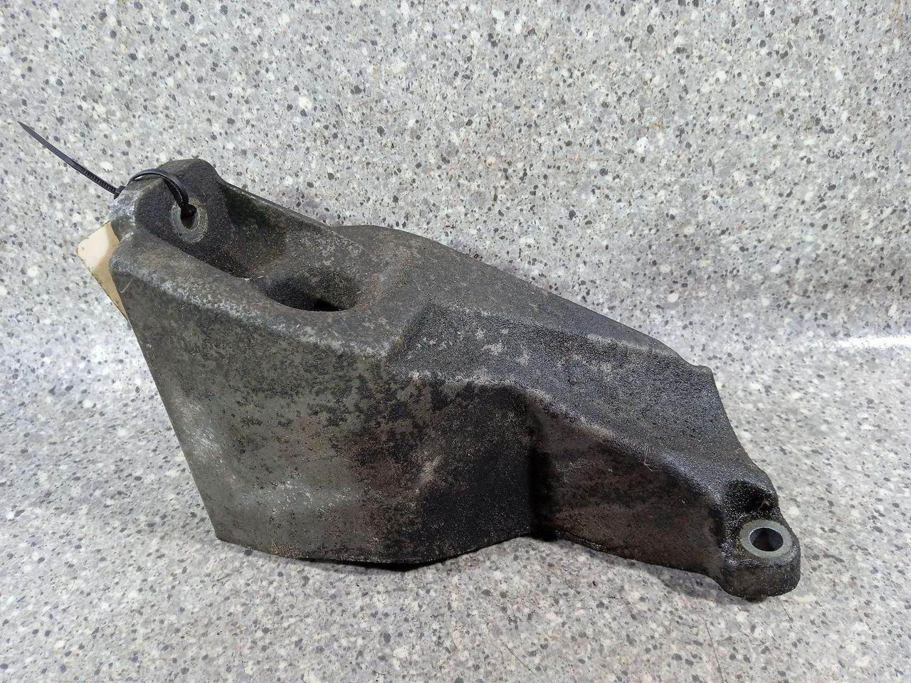 кронштейн двигателя Volkswagen Passat B5 1998, 1.6 л., i, AHL, бензин, 8D01993071 - фото №1
