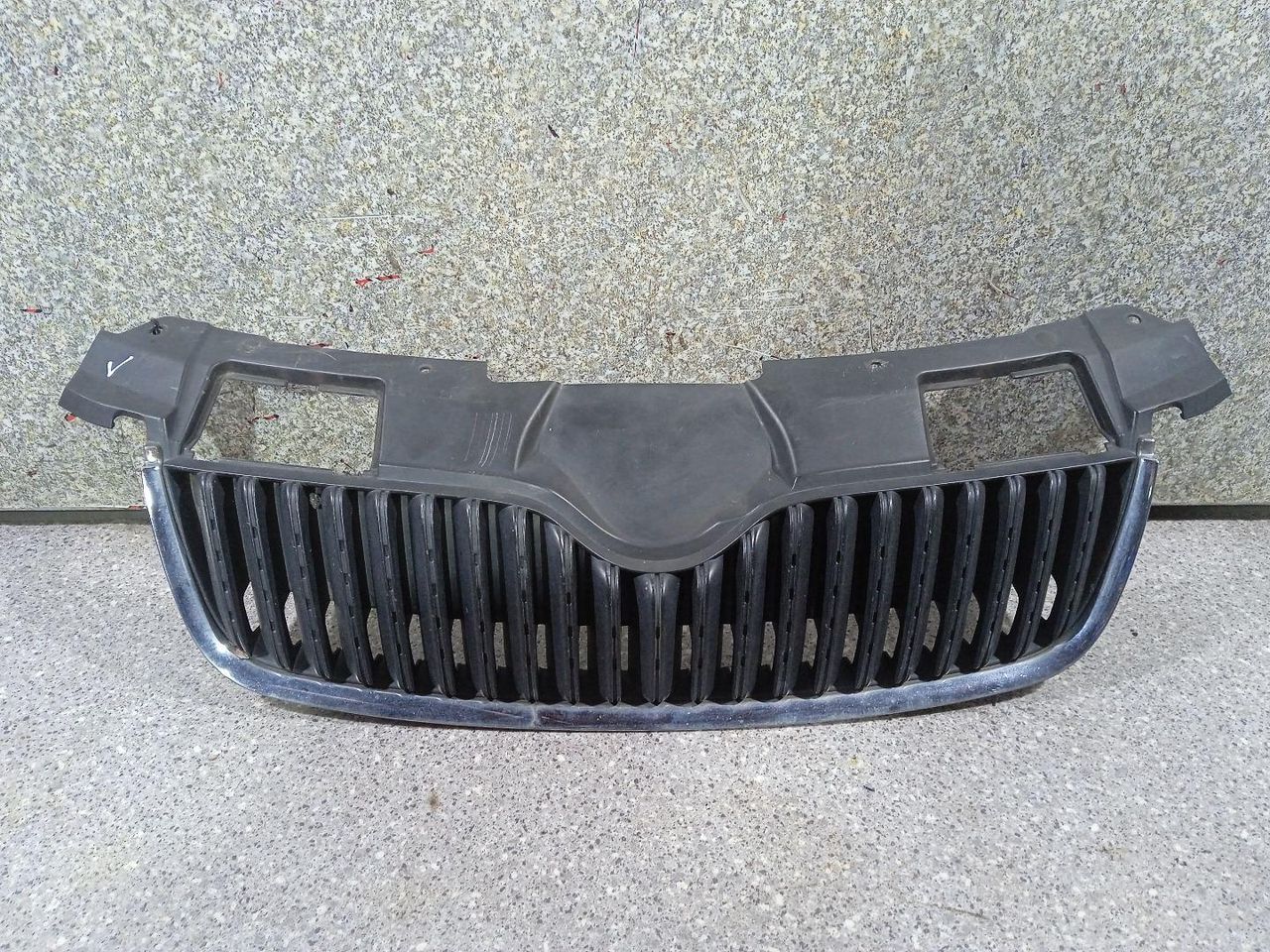 решетка радиатора Skoda Fabia 1 поколение (6Y) (1999 - 2004), 5J0853668A - фото №1