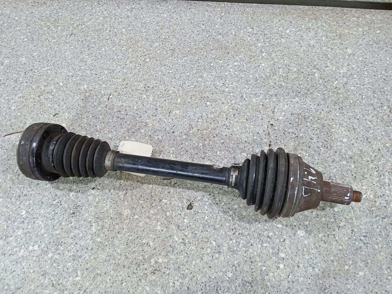 полуось передняя левая (приводной вал, ШРУС) Skoda Fabia 1 поколение (6Y) 2002, 1.4 л., i, бензин, МКПП - фото №1