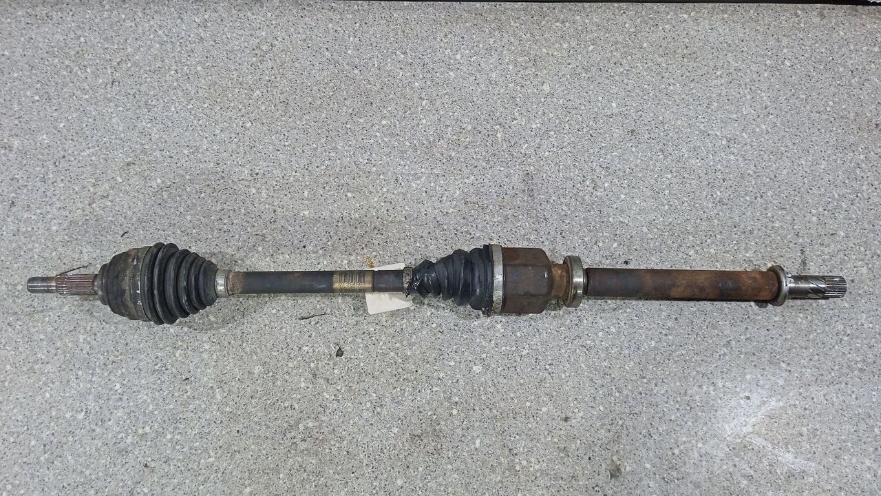 полуось передняя правая (приводной вал, ШРУС) Renault Megane 2 поколение 2003, 1.6 л., i, бензин, МКПП, 8200264665 - фото №1