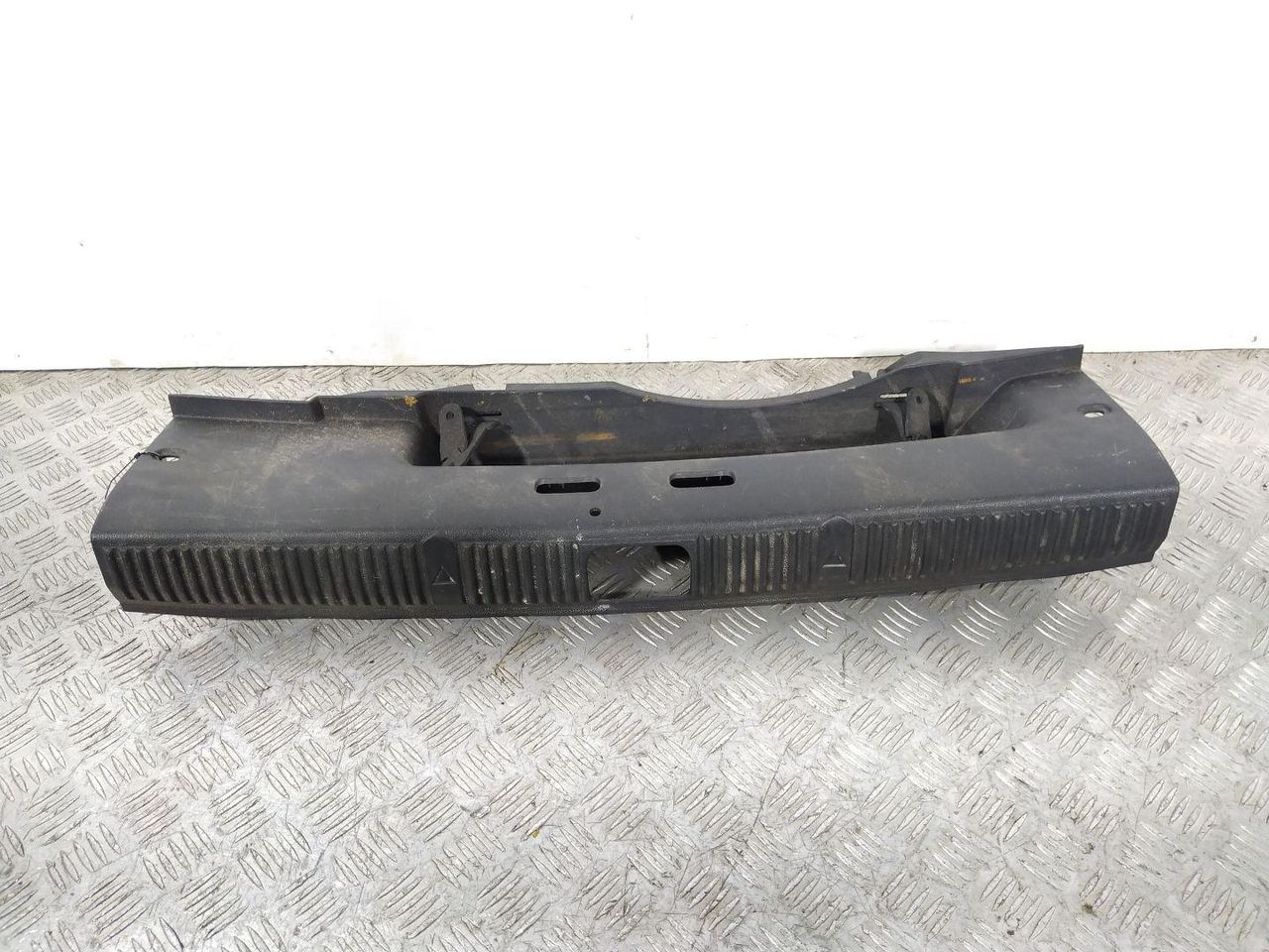 накладка внутренняя на заднюю панель кузова Skoda Fabia 2 поколение (5J) 2008, 1.9 л., TDi, дизель, хетчбэк 5 дв., 5J6863459 - фото №1