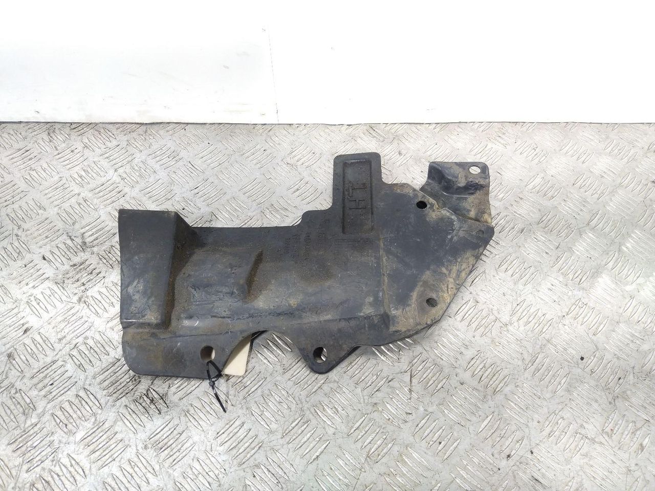пыльник двигателя Nissan Qashqai 1 поколение 2008, 1.5 л., DCi, дизель, МКПП, 64839JD00A - фото №1