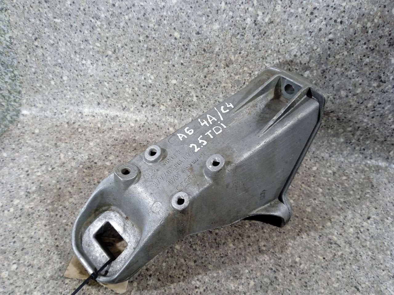 кронштейн двигателя Audi A6 4A/C4 1995, 2.5 л., TDi, AEL, дизель, 6МКПП - фото №1