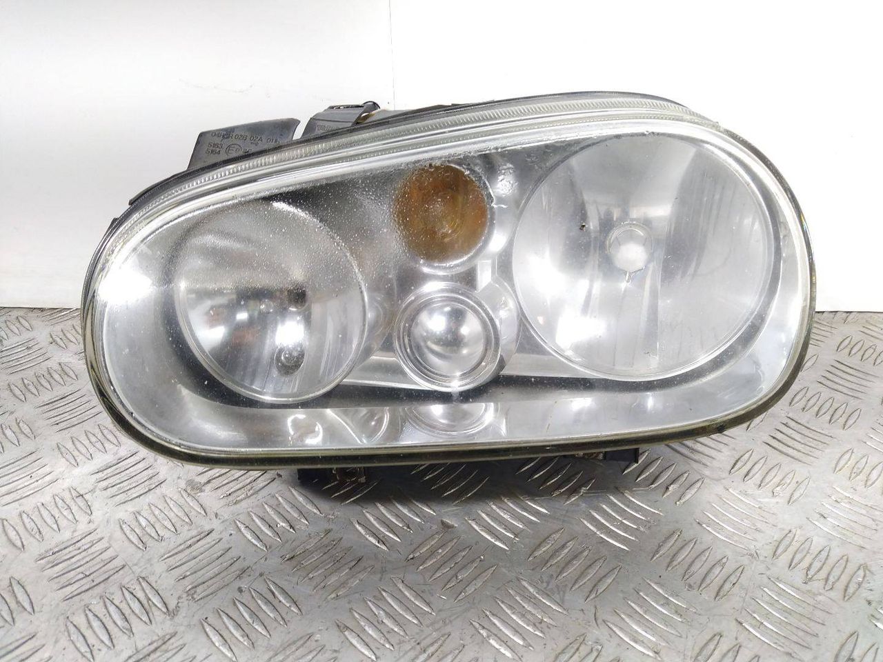 фара левая Volkswagen Golf 4 поколение 2002, 1J19141015B - фото №1
