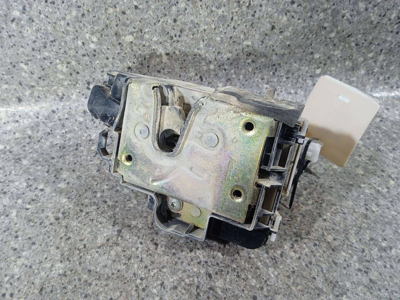 замок двери задней левой Volkswagen Golf 3 поколение (1991 - 2000), хетчбэк 5 дв., 1H4839015A - фото №1