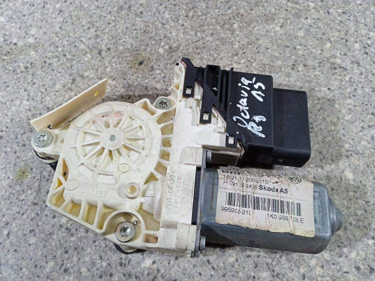моторчик стеклоподъемника задний левый Skoda Octavia 2 поколение (A5) (2004 - 2009), 1K0959703E - фото №1