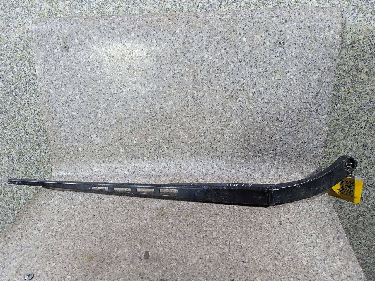 щеткодержатель (поводок стеклоочистителя, дворник) Audi A6 4F/C6 (2004 - 2008), 4F1955410 - фото №1
