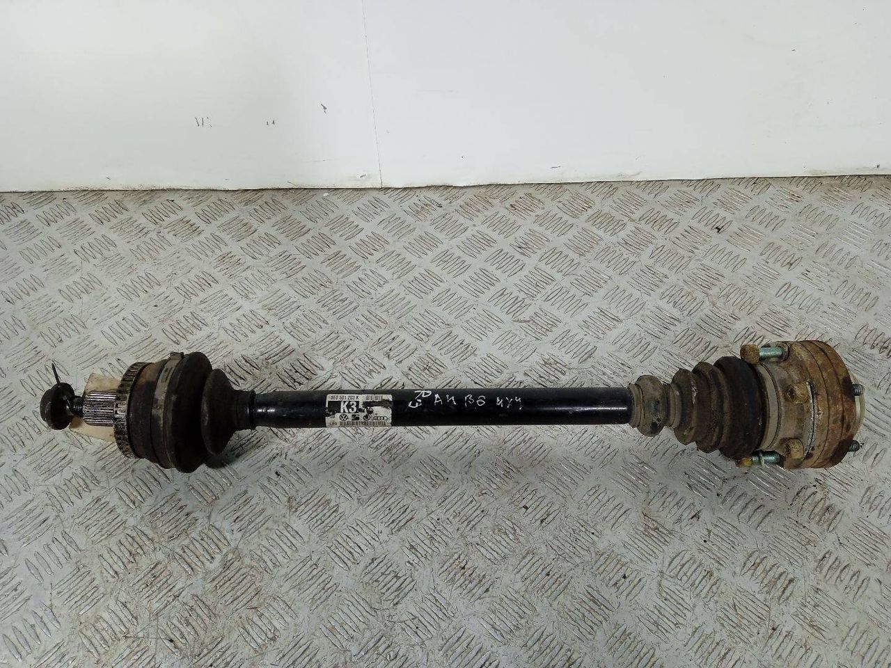 полуось задняя (приводной вал, ШРУС) Audi A4 B6 2003, 2.5 л., TDi, дизель, универсал, полный привод, 8E0501203K - фото №1