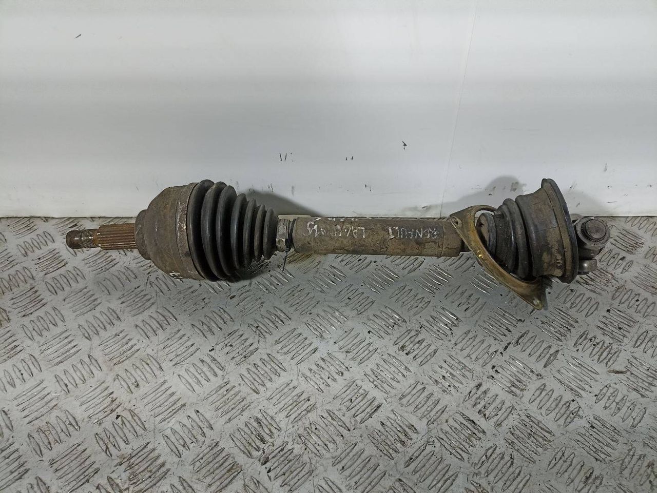 полуось передняя левая (приводной вал, ШРУС) Renault Laguna 1 поколение (1993 - 1998), 2.2 л., D, дизель, МКПП, передний привод - фото №1