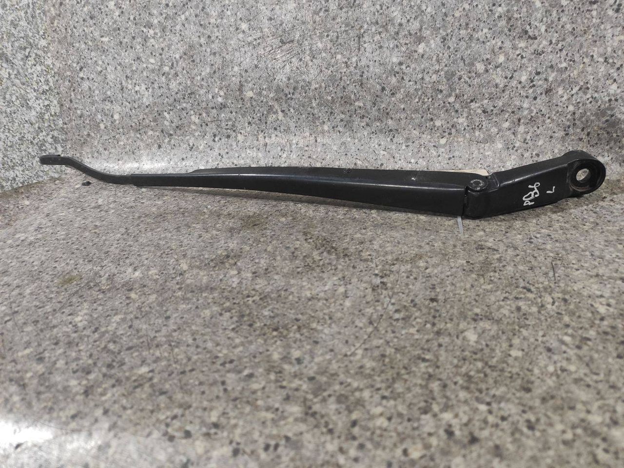 щеткодержатель (поводок стеклоочистителя, дворник) Volkswagen Passat B6 (2005 - 2010), L7108 - фото №1