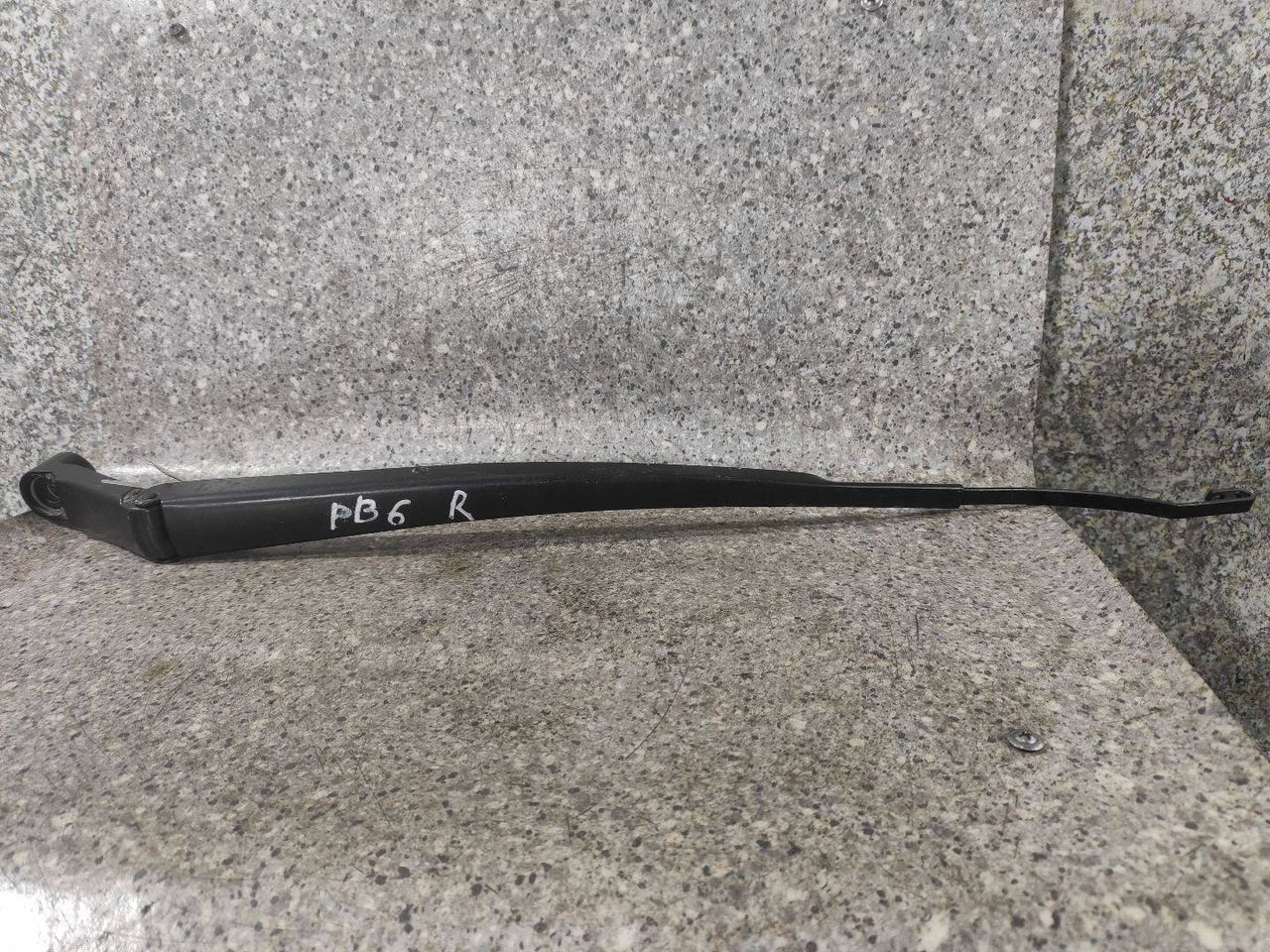 щеткодержатель (поводок стеклоочистителя, дворник) Volkswagen Passat B6 (2005 - 2010), R7109 - фото №1