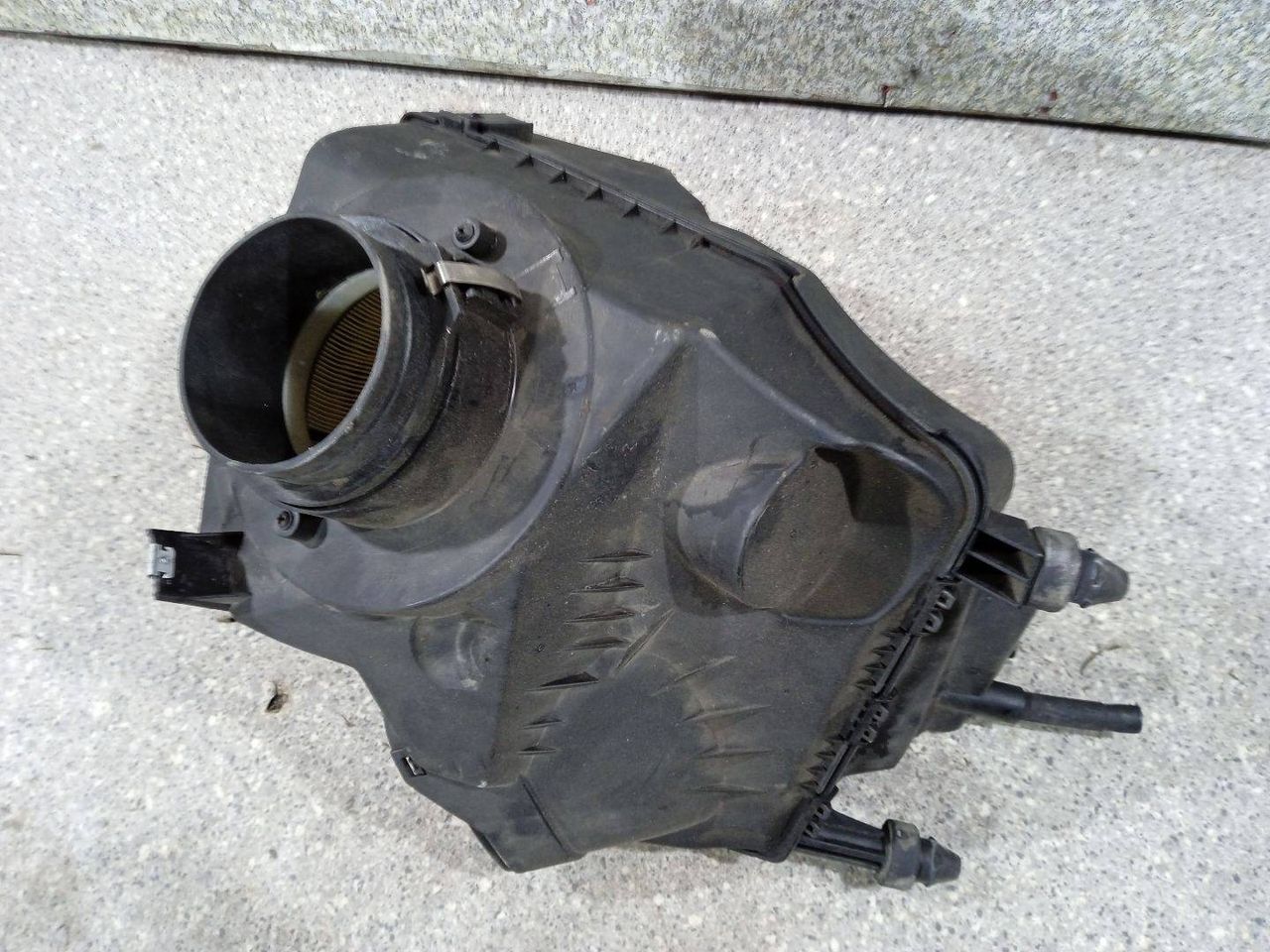 корпус воздушного фильтра Audi A6 4F/C6 2005, 3.2 л., i, бензин, 4F0133835F, 4F0133843 - фото №1
