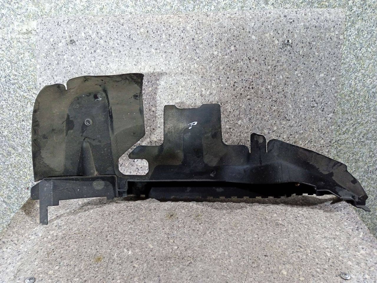 воздуховод (дефлектор) радиатора Audi A6 4F/C6 (2004 - 2008), 3.2 л., бензин, АКПП, 4F0121284C - фото №1